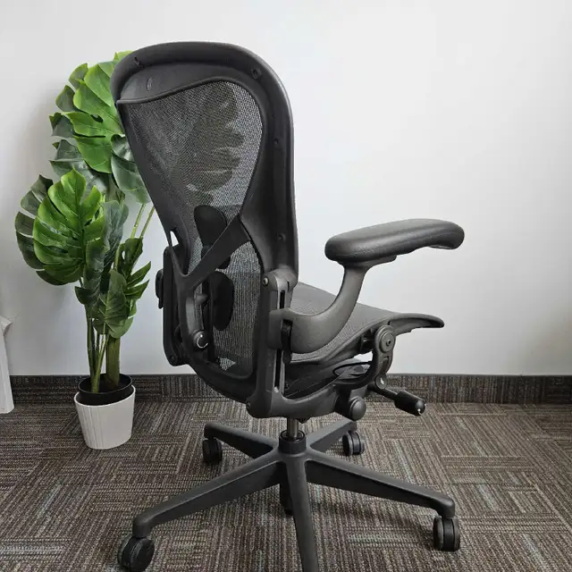 Herman Miller aeron remastered size b in Chairs & Recliners in City of Toronto - Image 7