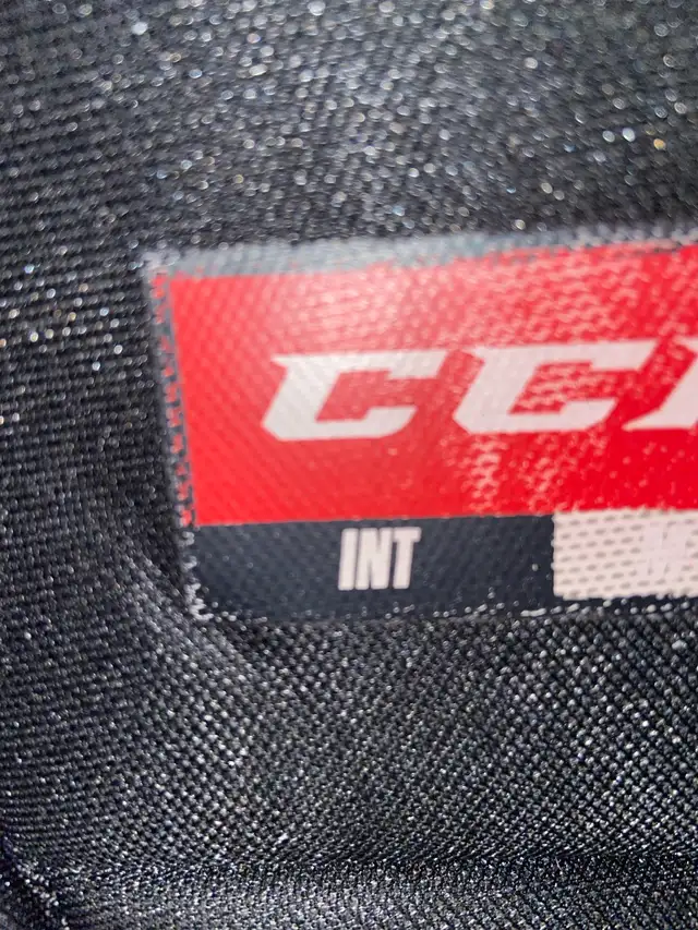 ccm 1.9 intermediate med goalie pants in Hockey in Ottawa - Image 4