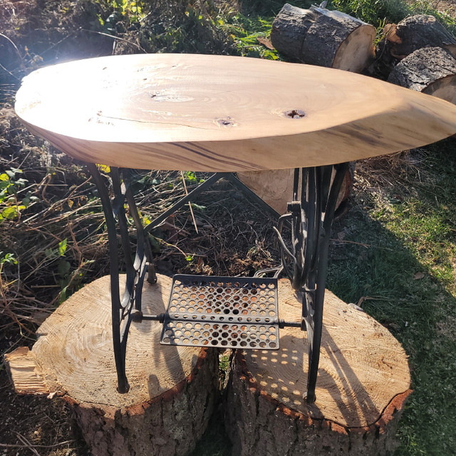 Antique Sewing Machine/Live Edge Table in Arts & Collectibles in Summerside - Image 4