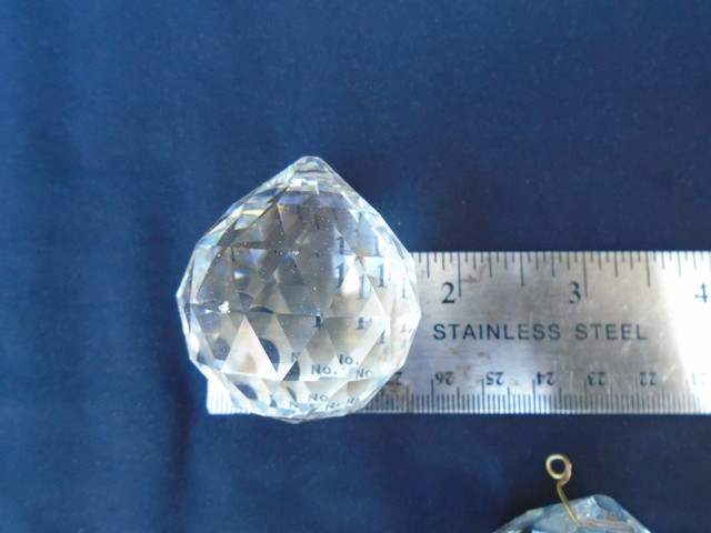Pair of 1 1/2 inch Hanging Crystal Ball Prisms Window in Arts & Collectibles in Parksville / Qualicum Beach - Image 2