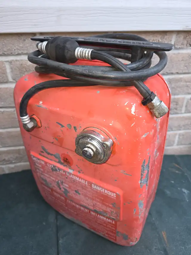 6 Gallon Chrysler Tote Tank Steel Marine Portable Gas Canisters in Other in Windsor Region - Image 8