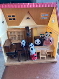 Calico Critters - Panda Family & Red Roof Cosy Cottage