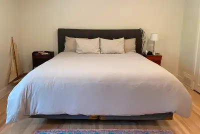 Lit king sommier et matelas à mémoire de forme avec tête de lit Ameublement Tanguay (ex Brault & Mar...