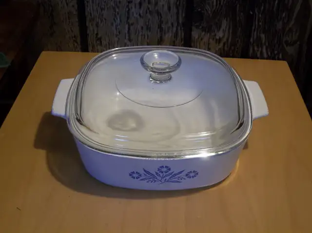 Plats CORNING WARE.  35$ chacun. Un 2L et un P-10-8 in Kitchen & Dining Wares in Trois-Rivières - Image 2