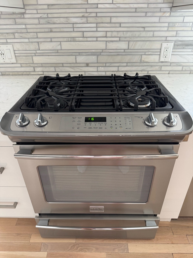 Frigidaire professional series stove  in Stoves, Ovens & Ranges in Red Deer
