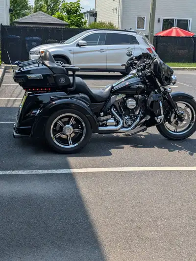 Moto 3 roues 2014 Harley Davidson - Moto très propre 2 place très confortable - Il y a des lumières...