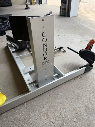 Condor motorcycle wheel chock and 2” ratchet straps in good shape, always stored indoors when not in...