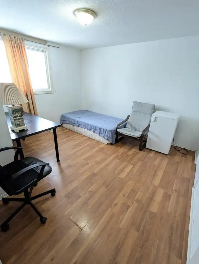 Master bedroom on Heron Gate Mall, All inclusive, ASAP