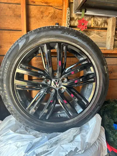 Pirelli scorpion 235/50/19 tires on VW 19” rims excellent condition 30% tread left on tires