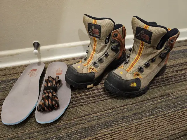 The North Face Dhaulagiri GTX Women's sz 7 in Women's - Shoes in Edmonton - Image 2
