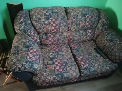 Divan (sofas) 2 places de 58 pouces de long par 34 pouces de large par 34 pouces de haut. Le divan e...