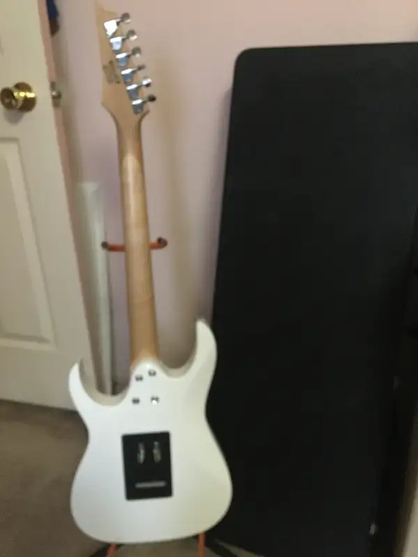 Ibanez Gio Metallic White w/ Tremolo Bridge & Hard case in Guitars in Mississauga / Peel Region - Image 6
