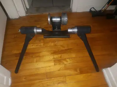 Trépied de vélo stationnaire Fluid CycleOps. Réservoir d'huile pein. Je n'ai pas la manivelle origin...