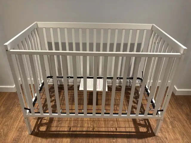 White Wooden Baby Crib, Mattress, Crib Bedding Set & Mobile in Cribs in Markham / York Region - Image 10