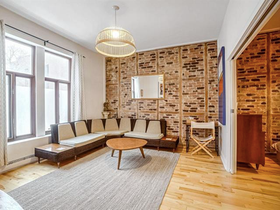 Central, Fully Furnished & Bright 4.5 Plateau! (Available ASAP). Walking to the best of Montreal- Qu...