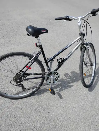 Velo AVP, roues 700 mm, bon pneus, 21 vitesses,freins neufs,bequille, fontionne bien, Vanier $100