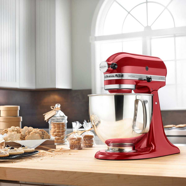Kitchenaid Artisan 5 quart stand mixer red in Processors, Blenders & Juicers in Mississauga / Peel Region - Image 2