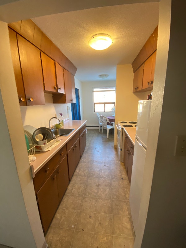 ROOM FOR RENT IN A 2 BEDROOM APARTMENT (NEAR 8TH ST SUPERSTORE) Room