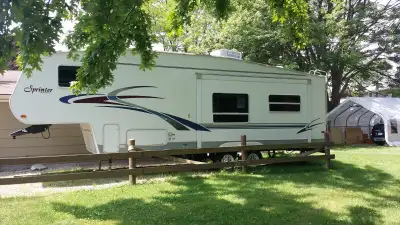 5th wheel Thor trailer. High ceiling, large slide, manual stabilizers, central heat and air, large a...