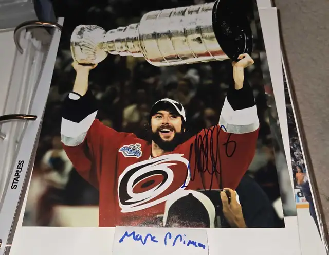 Matt Cullen signed 8x10 photos Hurricanes Hockey /Photos signées in Arts & Collectibles in City of Montréal - Image 2
