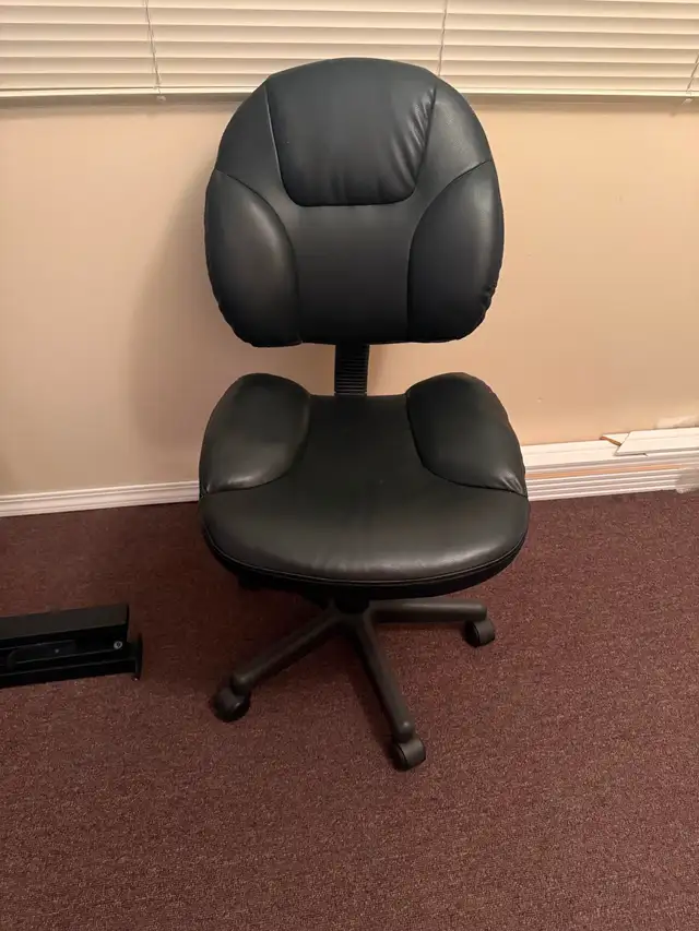 Black Padded Office/Desk Chair - Adjustable & Rolling in Chairs & Recliners in Winnipeg - Image 3