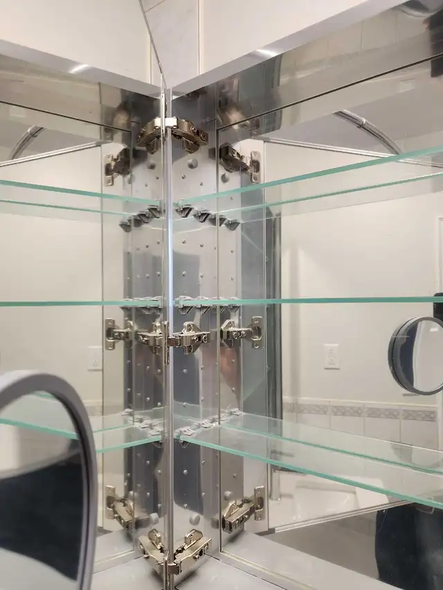 Medicine Cabinet in Bathwares in Oakville / Halton Region - Image 5