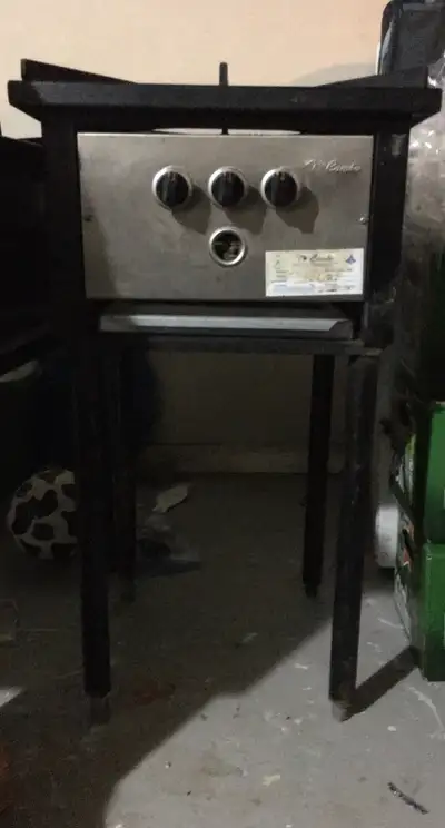 Cambo SP Series Natural Gas/Propane Single Stock Pot Range. Legs were extended to waist length for c...