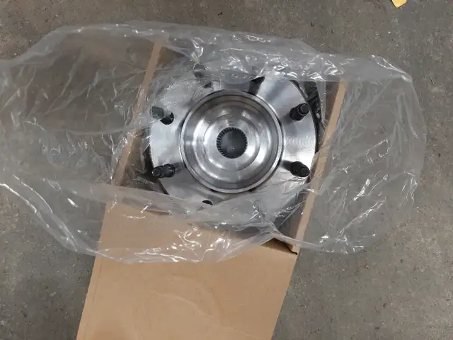 Front wheel bearing hub assembly chev//GMC 2500/3500 4x4 in Other Parts & Accessories in Whitehorse - Image 2