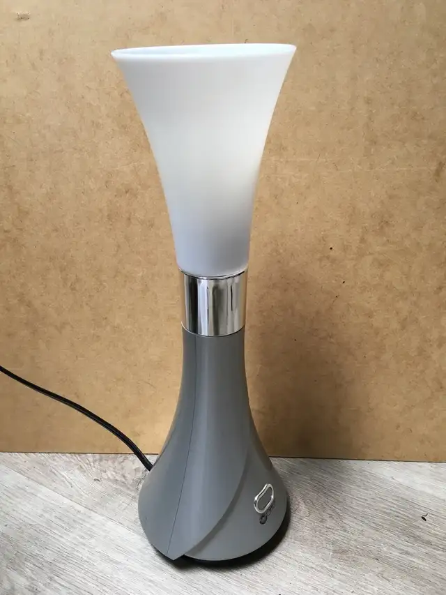 Desk lamp in Indoor Lighting & Fans in City of Montréal - Image 11