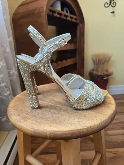 Gold high heels sandals from Nine West. 5 inches high. In great condition. Only worn once.