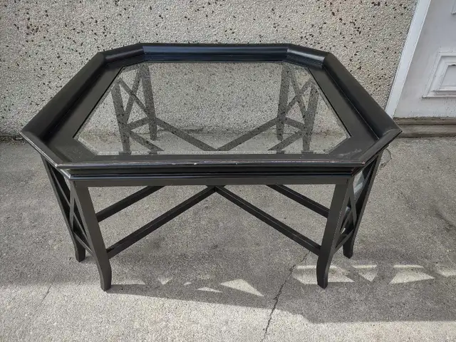 MODERN COFFEE TABLE WITH A GLASS TOP GREAT SHAPE  in Coffee Tables in Calgary - Image 7