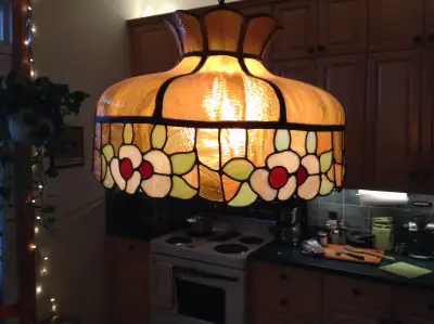 Luminaire suspendu vitrail de type Tiffany motif fleurs, View more