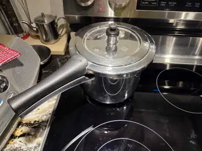 I'm selling a Prestige Popular stainless steel pressure cooker with a 3.0 L gross capacity that's pe...