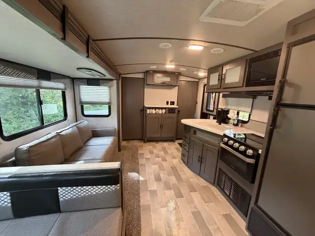  2021 31ft Embrace 2 pull-outs (9,740 Ibs / 4,400 Ib in Travel Trailers & Campers in Trenton - Image 5