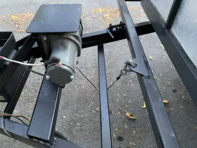 Remorque basculante 5 pieds x 10 pieds de type artisanal. Essieux de 3500 lbs, graissables Idéal pou...