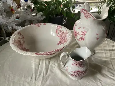 From a smoke free home. Antique pink and white Large bowl and smaller bowl are in great condition. T...