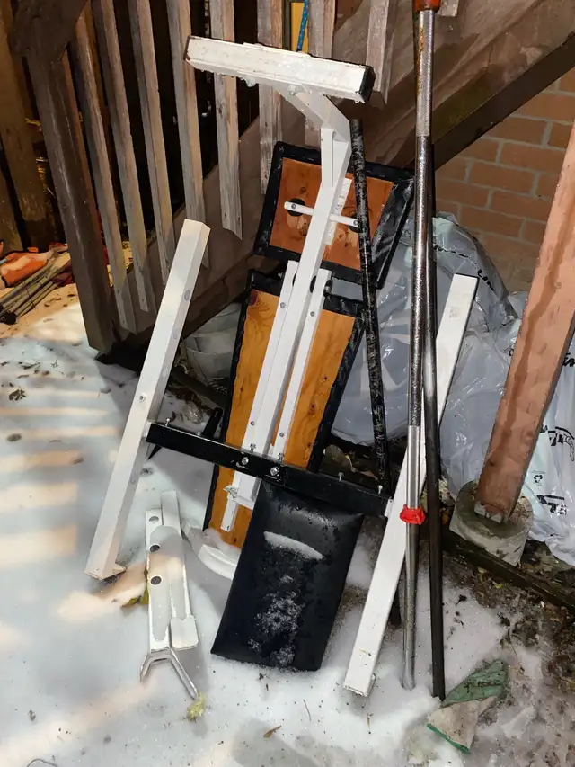Bench and weights in Exercise Equipment in Ottawa - Image 2