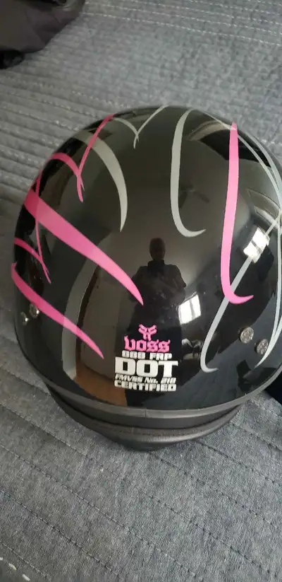 Women's size small motorcycle helmet never dropped in good shape with hidden visor