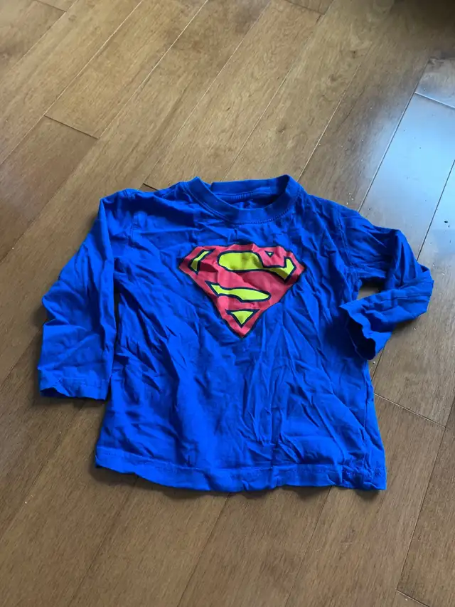 SIZE 2 LONG SLEEVE SUPERMAN SHIRT in Clothing - 2T in Peterborough - Image 2