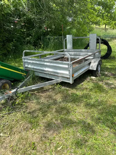 Barely used, front end folds down(adds 2’) for longer items, new ones retail for 2000+. Bought a big...
