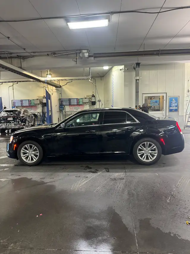 2017 Chrysler 300576493183976099841