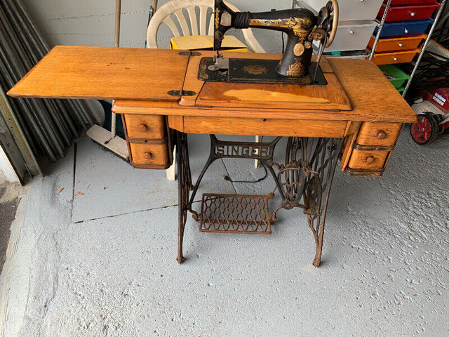 Singer antique sewing machine / machine à coudre antique Singer dans Art et objets de collection  à Ville de Montréal