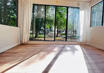 Apartment with a sunroom, best area in the Winnipeg!