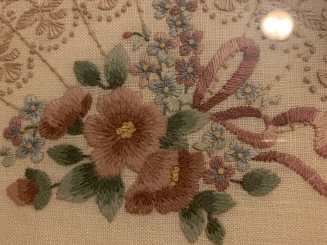 Lovely Framed Embroidery, Floral/Fan  pattern in Home Décor & Accents in City of Montréal - Image 2