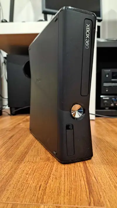 Xbox 360 Console, controller & games + all cables, View more