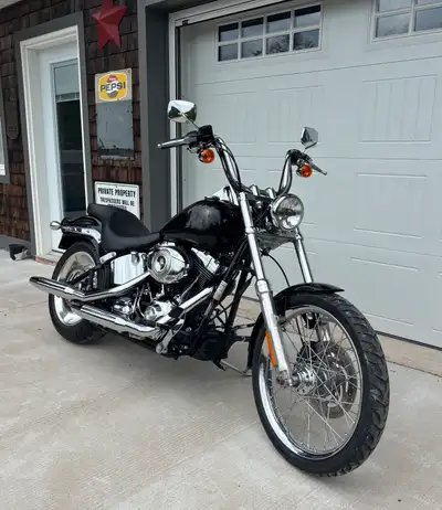 2009 Harley Davidson Softail custom. **24820kms**. 96 cubic inch , 6 speed, 200mm rear tire. In beau...