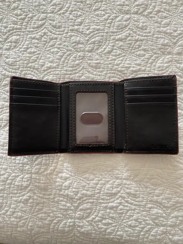 Levi's Wallet in Women's - Bags & Wallets in Mississauga / Peel Region - Image 2