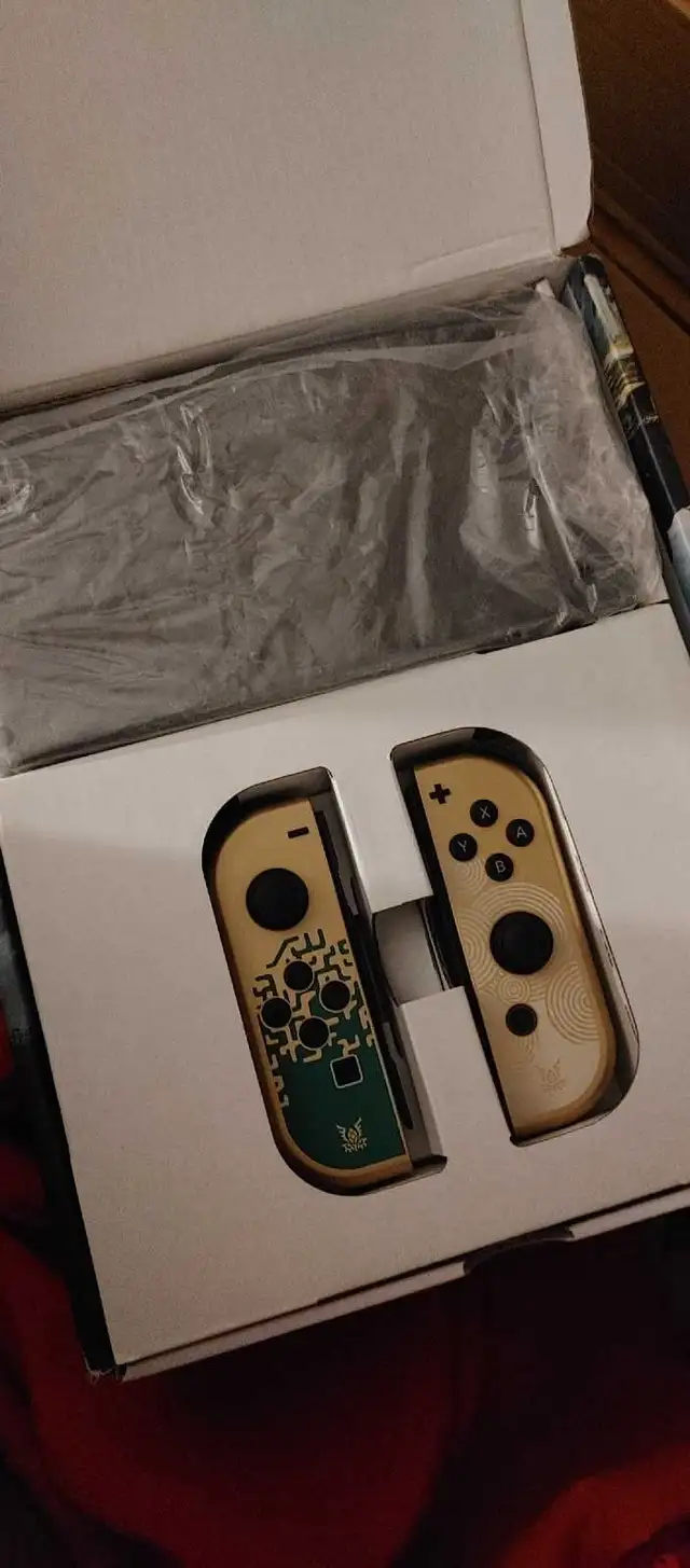 Nintendo Switch OLED Special Edition Zelda in Nintendo Switch in Laval / North Shore - Image 3