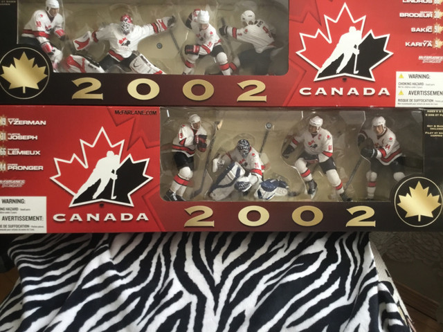 MCFARLANE Team Canada 2002 Hockey figures 8 players NEW  dans Art et objets de collection  à Red Deer - Image 2
