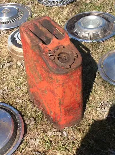 BASE COLOR IS GREEN SUGGESTING IT WAS FOR A USA MILITARY VEHICLE LIKE A JEEP...OK CONDITION....5 GAL...